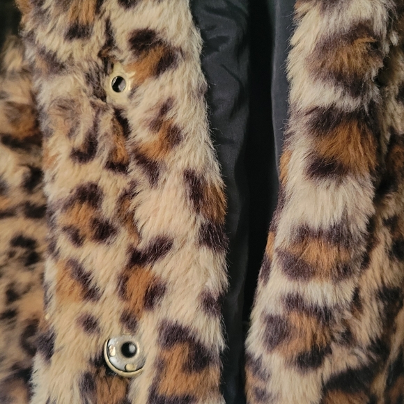 Girls Leopard faux fur coat - Picture 2 of 4